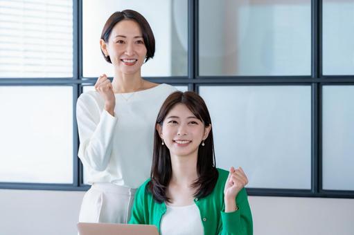 ガッツポーズをする女性二人 ガッツポーズをする女性二人 会議,教える,女性の写真素材