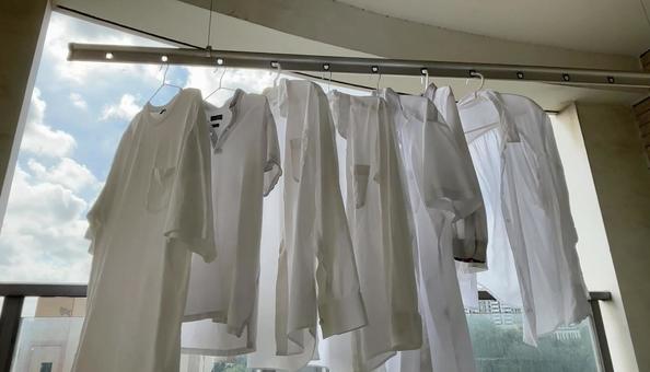 白いシャツたちが干されたバルコニーと青空 白いシャツ,洗濯,青空の写真素材