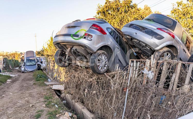 重なって放置されている廃車 温暖化,水不足,乾燥の写真素材