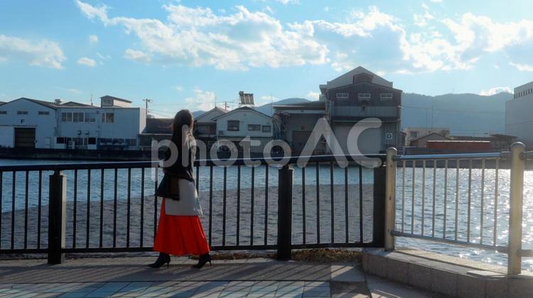 海辺の公園を歩く女性 海辺,公園,散歩の写真素材