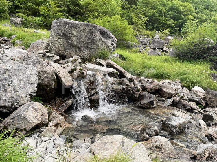 横尾から涸沢 12 岩,水,水しぶきの写真素材