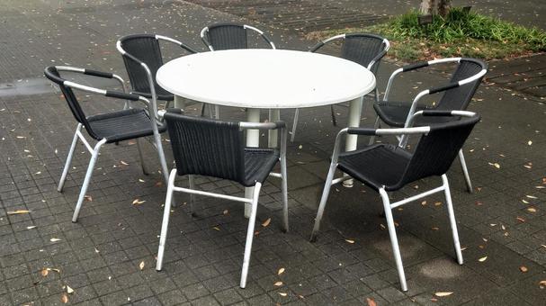 白い丸テーブルときれいに並べた椅子 イス,テーブル,円卓の写真素材