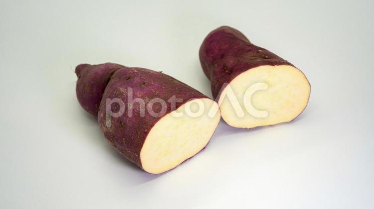 カットされたサツマイモ　白背景 サツマイモ,野菜,根菜の写真素材