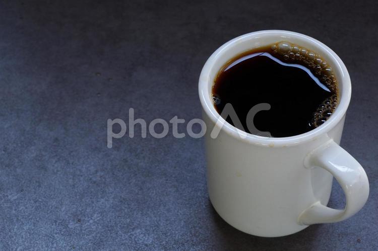 コーヒーが入ったマグカップ（黒バック） コーヒー,ブラック,blackの写真素材