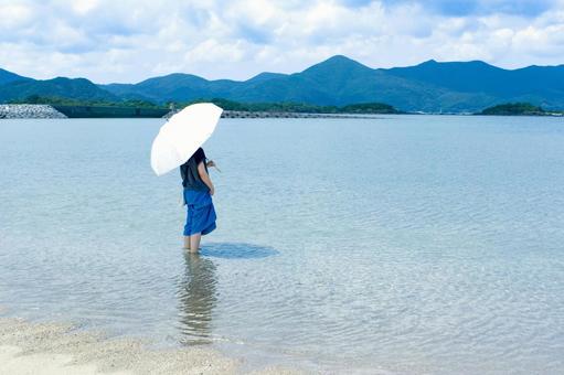 <素材>夏の海で一人遠くを眺める女性 <素材>夏の海で一人遠くを眺める女性 女性,海,青空の写真素材