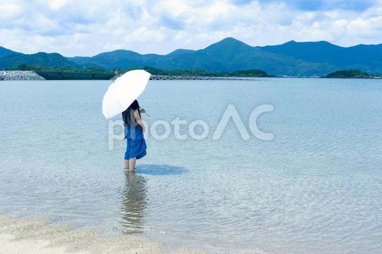 ＜素材＞夏の海で一人遠くを眺める女性 女性,人物,海の写真素材