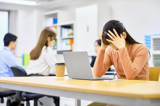 パソコンの前で頭を抱えるビジネスウーマン 悩む,ビジネス,パソコンの写真素材