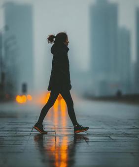 雨の街を颯爽と歩く女性の横顔 雨の街を颯爽と歩く女性の横顔の写真