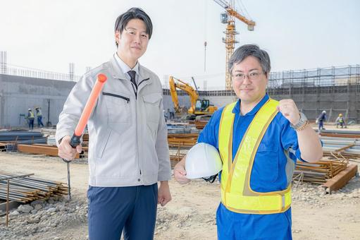 ガッツポーズする作業員 ガッツポーズする作業員 建設現場,作業員,現場監督の写真素材