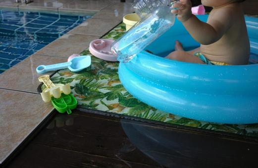 プールサイドで遊ぶ赤ちゃん プールサイドで遊ぶ赤ちゃん プール,子ども,夏の写真素材