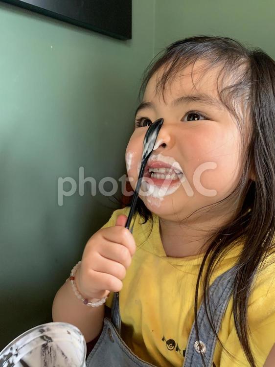 ソフトクリームまみれ 子供,アイス,汚すの写真素材