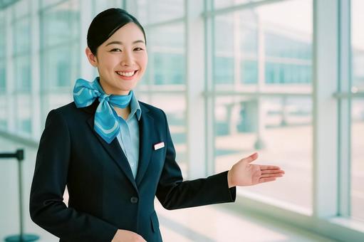 案内する空港スタッフの女性 案内する空港スタッフの女性の写真