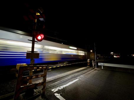 夜のあわら湯のまち駅　路面電車 スピード,駅,疾走感の写真素材
