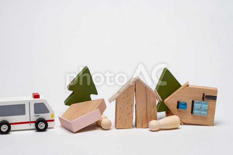 地震で倒壊した建物と駆け付ける救急車 地震,震災,消防車の写真素材