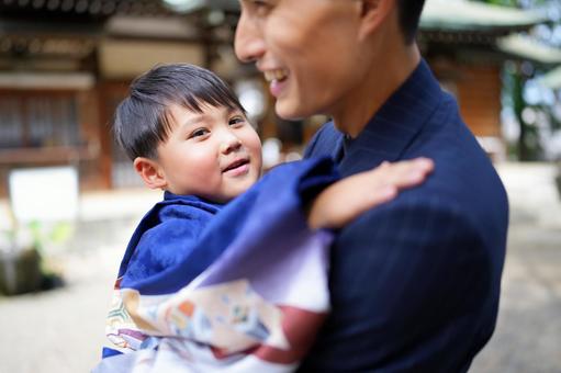 子どもの成長を祝う家族 子どもの成長を祝う家族 七五三,お参り,七五三参りの写真素材