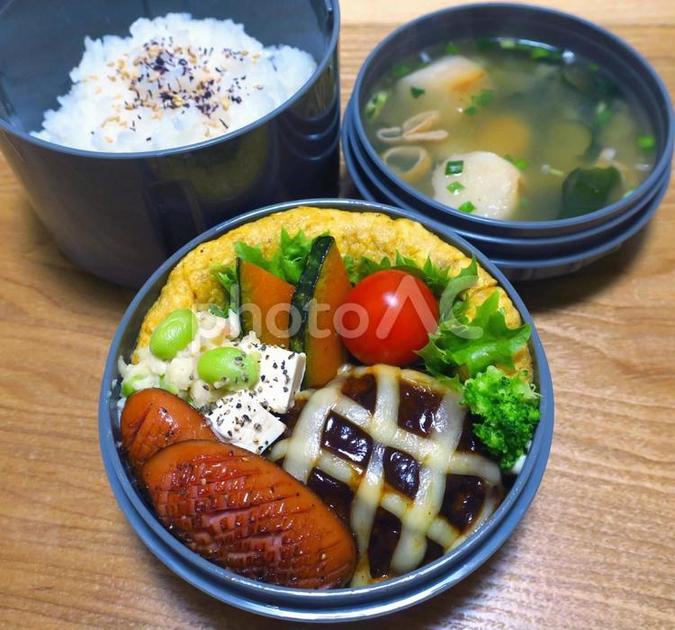 手作り弁当　チーズハンバーグとオムレツ 手作り,弁当,ランチの写真素材