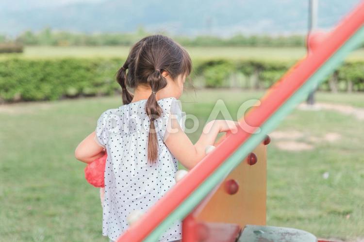 公園の遊具遊ぶ・運動する子供の後ろ姿 遊具,遊ぶ,後ろ姿の写真素材