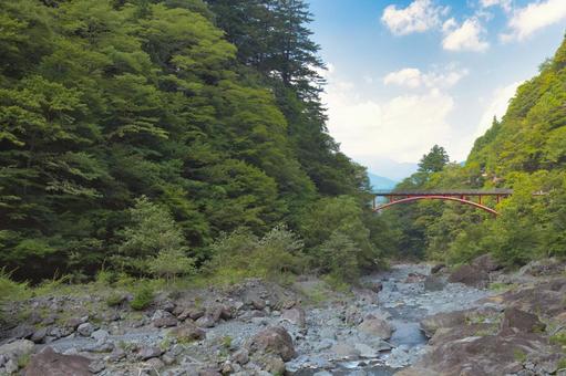 山間に流れる川 山間に流れる川の写真