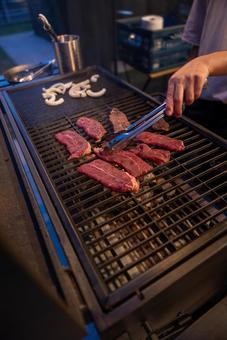 BBQで楽しむ炭火焼肉 bbq,バーベキュー,焼肉の写真素材