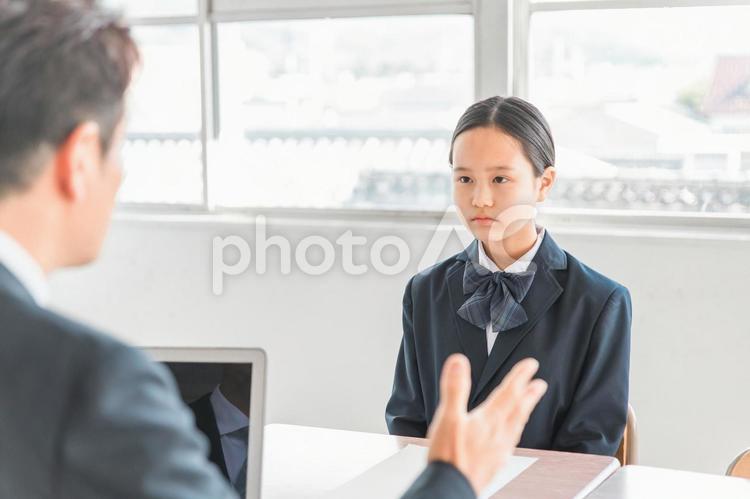 真剣に説明を聞く中学生・高校生（相談） 制服,生徒,受験の写真素材