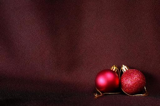 寄り添う赤 クリスマスツリー,12月,オーナメントの写真素材