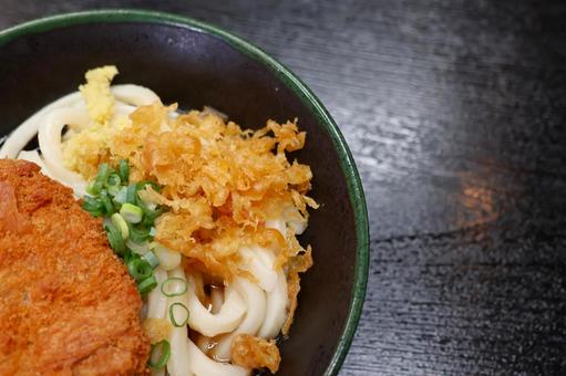 さぬきうどん店のメンチカツぶっかけ冷や さぬきうどん,うどん,メンチカツの写真素材