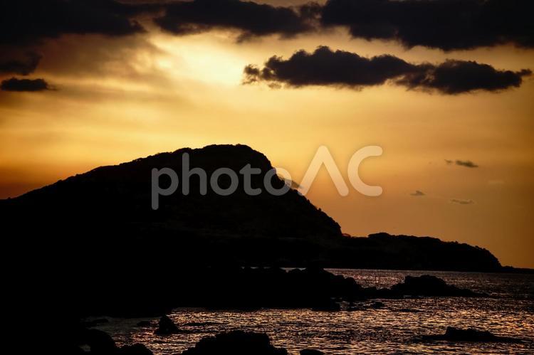 ＜五島の風景＞鐙瀬溶岩海岸の夜明け 海,島,夜明けの写真素材