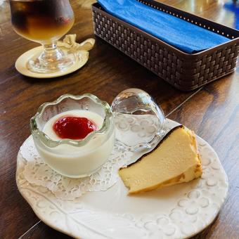 苺ブランマンジェ、バスクチーズケーキ 苺ブランマンジェ、バスクチーズケーキ バスクチーズケーキ,ケーキ,スイーツの写真素材