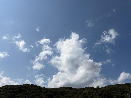 伊勢の山の上に湧き立つ雲 伊勢の山の上に湧き立つ雲の写真