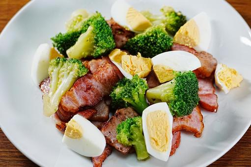 ベーコンエッグとブロッコリー ベーコンエッグとブロッコリー 食事,食卓,野菜の写真素材