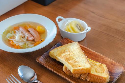 フレンチトーストとスープが並ぶ洋風の朝食 フレンチトーストとスープが並ぶ洋風の朝食の写真