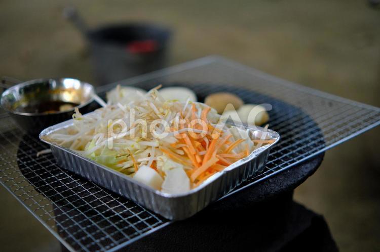 網の上で焼かれる野菜 炭火,キャンプ,外食の写真素材