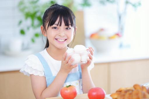 料理の準備をする明るい表情の少女 女の子,小学生,日本人の写真素材