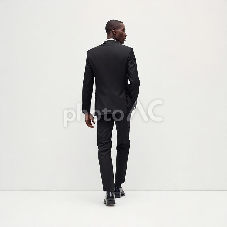 白い背景に際立つ、洗練されたスーツ姿 男性,スーツ,黒の写真素材