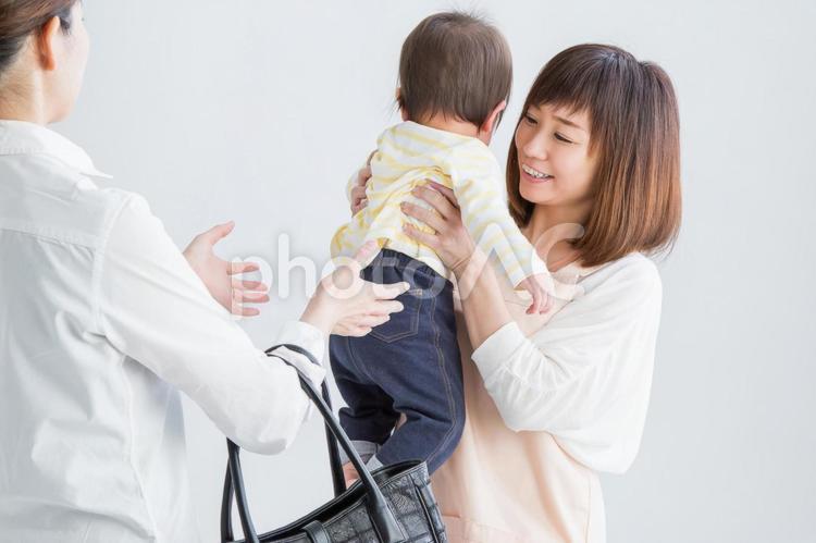 託児所に赤ちゃんをあずける 赤ちゃん,保育士,託児所の写真素材
