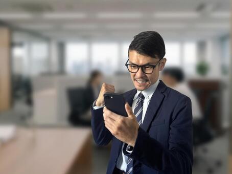 スマホを見るビジネスマン ビジネスマン,会社員,スーツ姿の写真素材