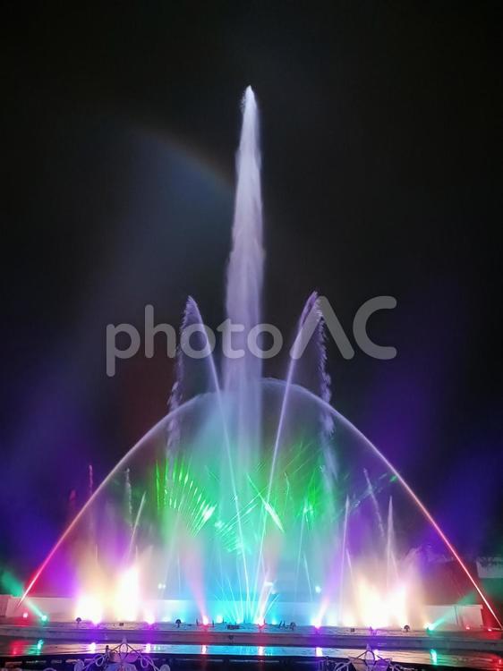 幻想的な光と水の噴水ショー　夜景　イルミ 夜景,イルミネーション,噴水の写真素材