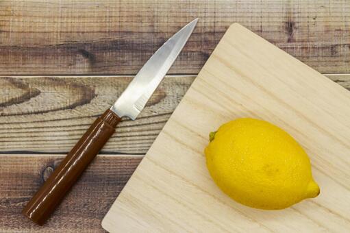 レモンとフルーツナイフとまな板 レモン,フルーツ,柑橘類の写真素材