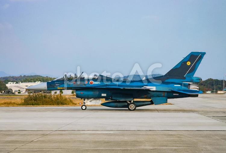 離陸準備中の航空自衛隊の戦闘機F-2B 自衛隊,航空自衛隊,ミリタリーの写真素材