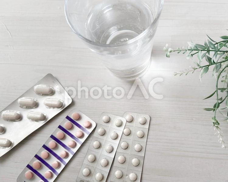 薬  11  複数の錠剤とお水 薬,イメージ,インフルエンザの写真素材