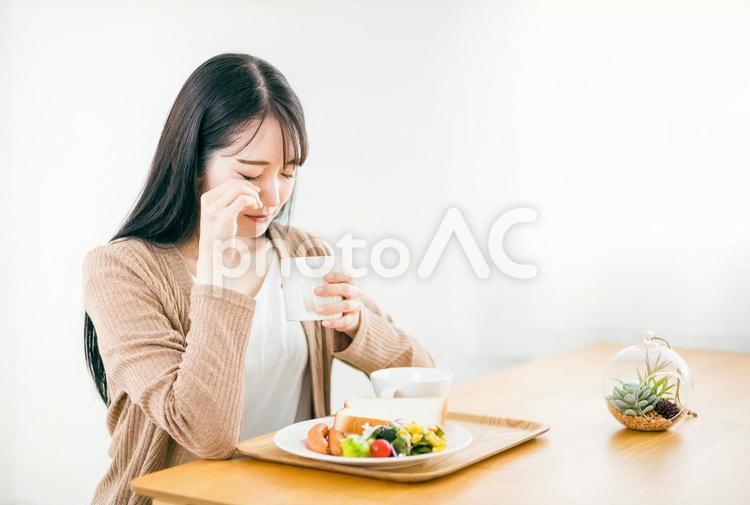 眠くて朝食を食べられない女性（低血糖） 朝食,食欲不振,眠いの写真素材