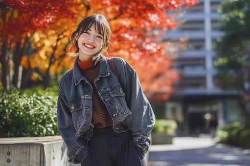 紅葉を楽しむ笑顔の女性の写真