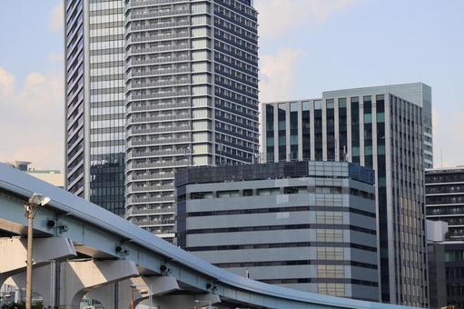 高層ビルのビル群と高速道路橋のある街並み 高層ビルのビル群と高速道路橋のある街並み 高層ビル,ビル群,高速道路橋の写真素材