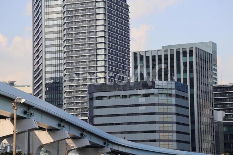 高層ビルのビル群と高速道路橋のある街並み 高層ビル,ビル群,高速道路橋の写真素材
