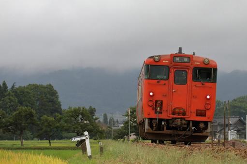 城端を目指すキハ47型気動車 jr,jr西日本,城端線の写真素材