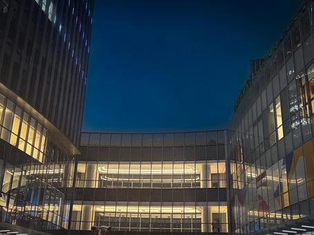 夜のビル群とライトアップされた現代建築 夜のビル群とライトアップされた現代建築の写真