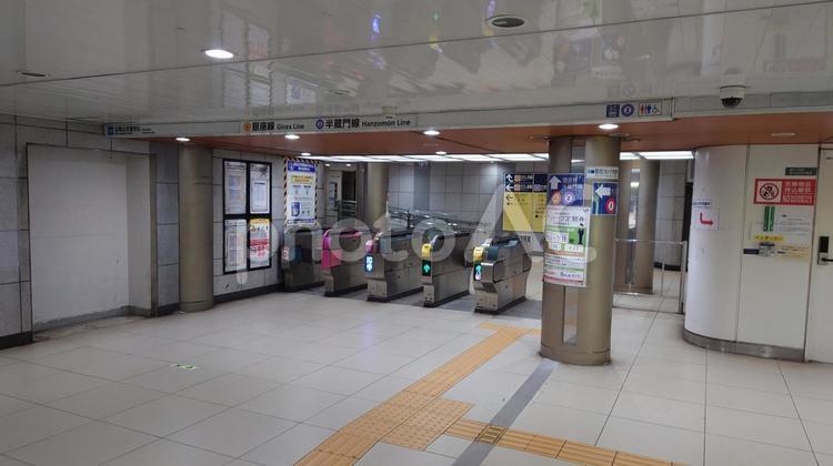 東京メトロ銀座線半蔵門線青山一丁目駅改札 地下鉄,東京メトロ,青山一丁目の写真素材