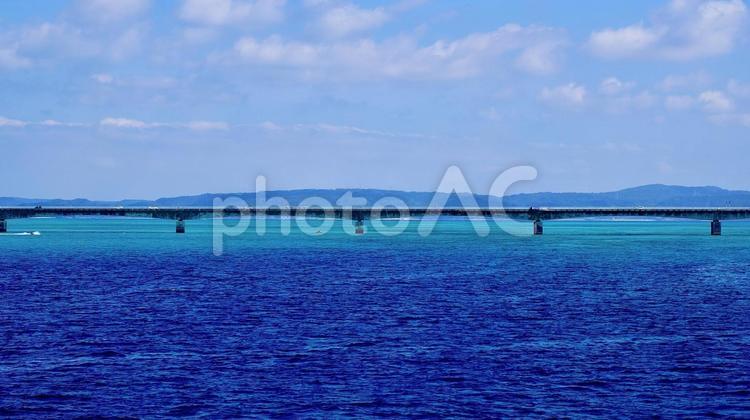 古宇利大橋と海と空 古宇利大橋,古宇利島,海の写真素材