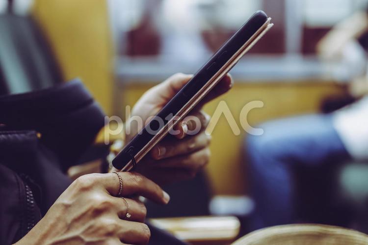 スマホを使用する女性の手 スマホ,スマートフォン,電話の写真素材