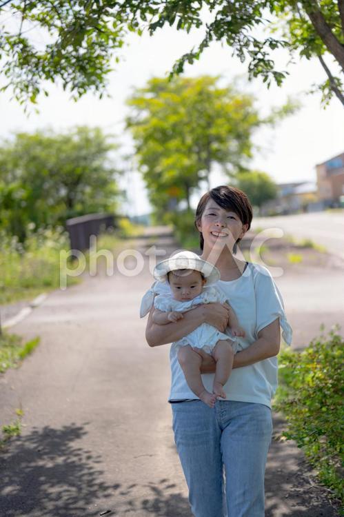 親子の散歩(その１) 赤ちゃん,散歩,家族の写真素材